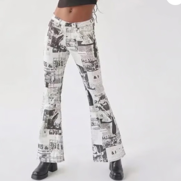 Urban Outfitters BDG Low-Rise Flare Jeans in Newspaper Print, Size 26 (NWT) - Picture 2 of 8